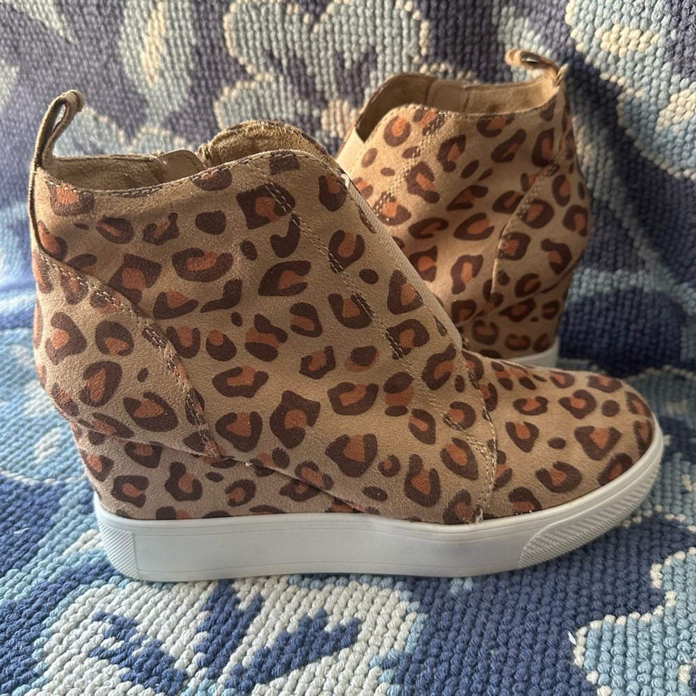 👟 SERRA Women’s Leopard Print Hidden Wedge Sneakers Size 7